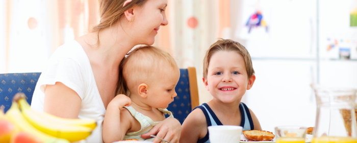 rodina detmi ranajkuje 700x280px | Raiffeisen banka čo na raňajky pre deti