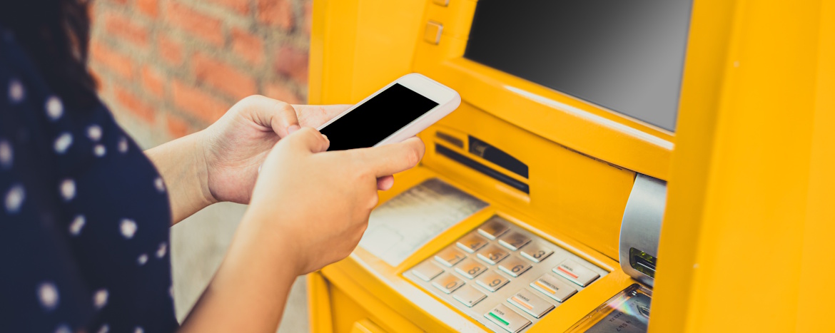 Výber peňazí z bankomatu mobilom: Ako bezpečne na to?