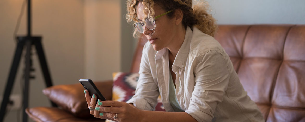 zena telefonom 1170px | Raiffeisen banka